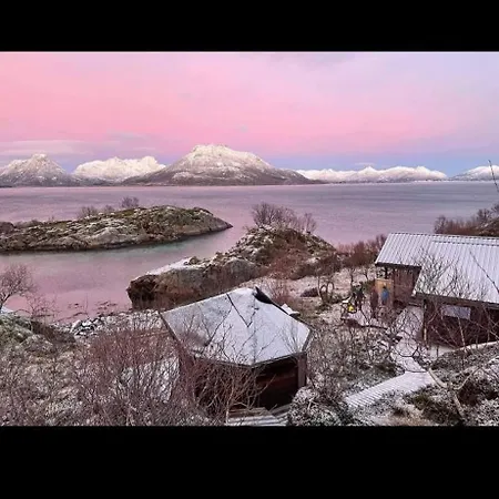 Off Grid By The Sea In Eidsfjorden Semesterbostad Halsen